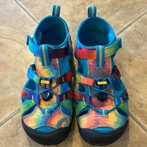 Youth size 2 Keen sandals in amazing condition.